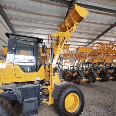 Genaue Materialbelastung mit gelbem tragbarem Kompaktladen und Euro 5 Motor 495 Mal