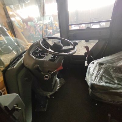 Genaue Materialbelastung mit gelbem tragbarem Kompaktladen und Euro 5 Motor 495 Mal