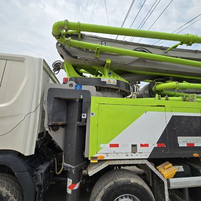 Reifen und umgerüstete Pumptrucks für Weißes Sinotruk-Fahrwerk im Frontlifting-Stil