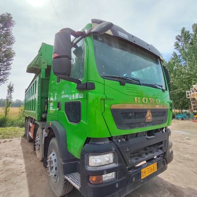 6X4 Sinotruk Dump Truck Chassis Schwerlaststoff aus Kohlenstoffstahl Frachtbox Motor Kapazität 4-6L
