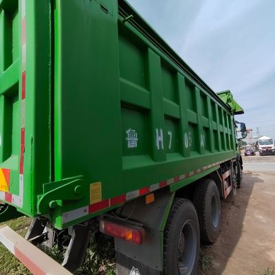 6X4 Sinotruk Dump Truck Chassis Schwerlaststoff aus Kohlenstoffstahl Frachtbox Motor Kapazität 4-6L