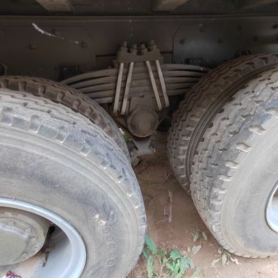 6X4 Sinotruk Dump Truck Chassis Schwerlaststoff aus Kohlenstoffstahl Frachtbox Motor Kapazität 4-6L