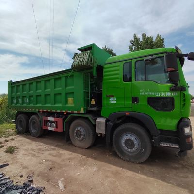 6X4 Sinotruk Dump Truck Chassis Schwerlaststoff aus Kohlenstoffstahl Frachtbox Motor Kapazität 4-6L