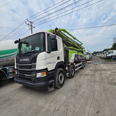 Vorwärtshebewerk Sinotruk Chassis Pumpenfahrzeuge Ladekapazität 21-30 t Sitzplätze ≤5
