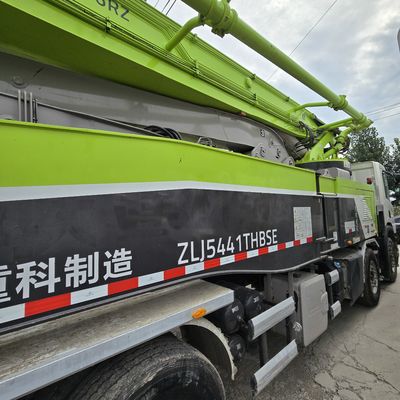 Vorwärtshebewerk Sinotruk Chassis Pumpenfahrzeuge Ladekapazität 21-30 t Sitzplätze ≤5