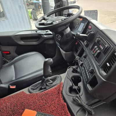 Vorwärtshebewerk Sinotruk Chassis Pumpenfahrzeuge Ladekapazität 21-30 t Sitzplätze ≤5