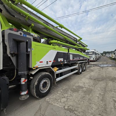 Vorwärtshebewerk Sinotruk Chassis Pumpenfahrzeuge Ladekapazität 21-30 t Sitzplätze ≤5