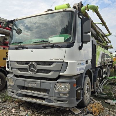 Teile des Fahrgestells eines Lastkraftwagens der Marke Sinotruk mit überholten hydraulischen Lenk- und Pumpenkomponenten