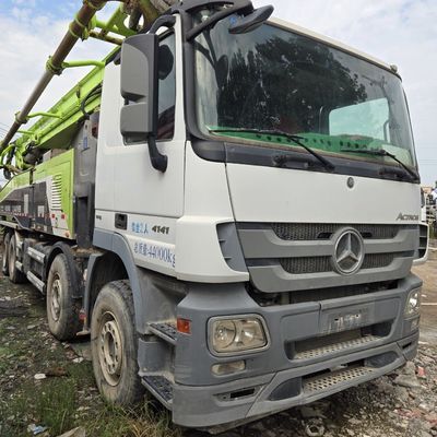 Teile des Fahrgestells eines Lastkraftwagens der Marke Sinotruk mit überholten hydraulischen Lenk- und Pumpenkomponenten