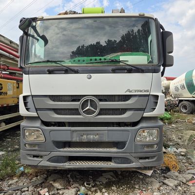 Teile des Fahrgestells eines Lastkraftwagens der Marke Sinotruk mit überholten hydraulischen Lenk- und Pumpenkomponenten