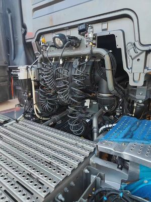 4×2 Antriebsrad Farbe anpassbar Schwerlastanhänger Treibstoffbehälter 31-40t Ladekapazität