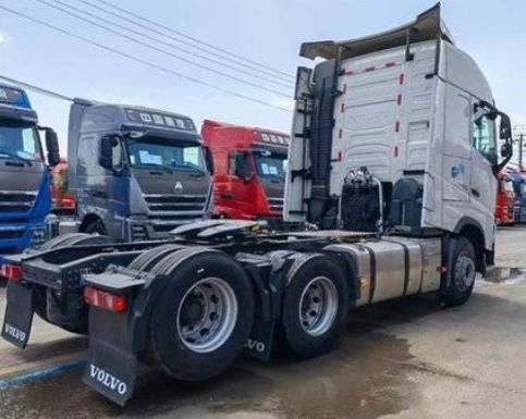 Volvo prime s Gebrauchttraktor auf 460 PS 6X2r National V mit Hydrauliklenkung