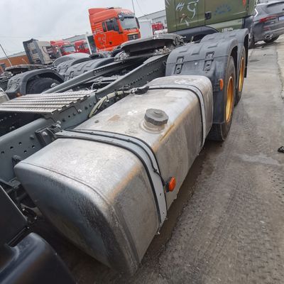 Sinotruck HOWO Dump Trailer Truck mit 1000L Tank ZZ4257N3247E1H und 6 Monaten