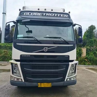 Schweres Schleppen mit dem leistungsstarken Volvo-Traktor-Lkw und dem Luftaufhängersitz erleichtert