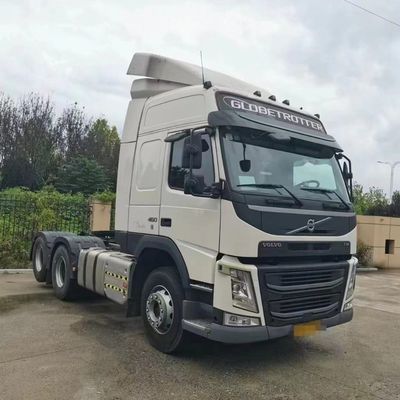 Schweres Schleppen mit dem leistungsstarken Volvo-Traktor-Lkw und dem Luftaufhängersitz erleichtert