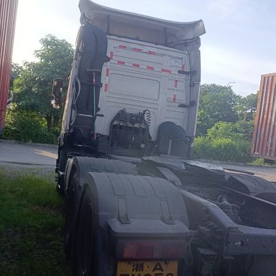 Schweres Schleppen mit dem leistungsstarken Volvo-Traktor-Lkw und dem Luftaufhängersitz erleichtert