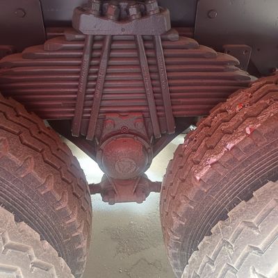 Sinotruk-Fahrzeug-Basis mit fortgeschrittener Leistungshilfe und Motor mit 351-450 PS