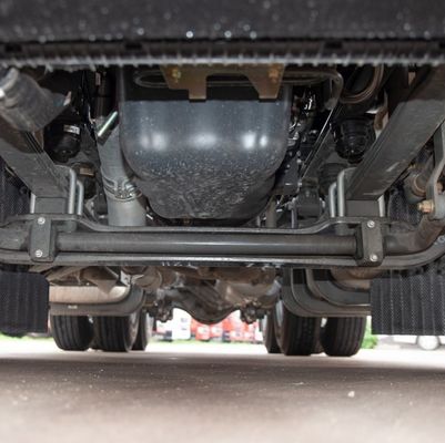 Schwerlastbehälter mit Luftfederung für den Fahrersitz und Abmessungen 6,8x2,5x3,8 m