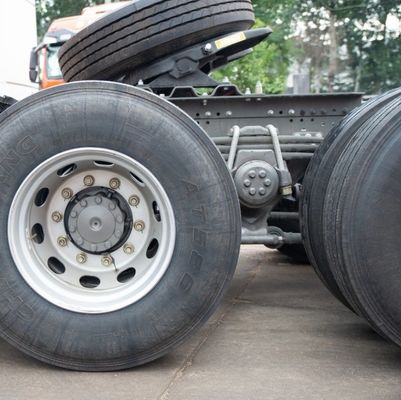 Schwerlastbehälter mit Luftfederung für den Fahrersitz und Abmessungen 6,8x2,5x3,8 m