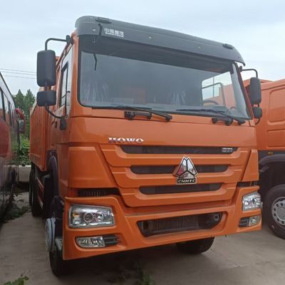 Industrielle Zuggeräte mit Reifen und hydraulischem Lenken auf dem Fahrgestell des Lastwagens Sinotruk