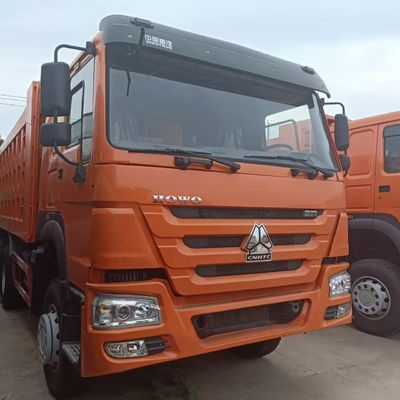 Industrielle Zuggeräte mit Reifen und hydraulischem Lenken auf dem Fahrgestell des Lastwagens Sinotruk