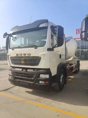 Sinotruk Chassis Hydraulische Steuerung Betonmischer mit 8 Hubraum und 400 PS