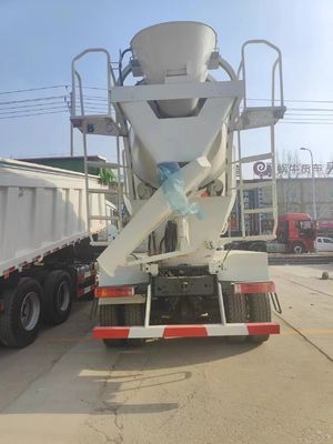 Sinotruk Chassis Hydraulische Steuerung Betonmischer mit 8 Hubraum und 400 PS