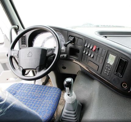 angepasster Sinotruk-Fahrgestell Hydraulisches Lenken Schwerlastbetonmischer mit Reifen