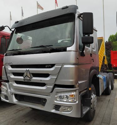 Leistungsstarker Bergbautransporter mit Reifen und Sinotruk-Chassis Design 6×4 Antriebsrad