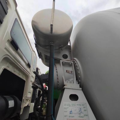 Sinotruck HOWO 6X4 8X4 Gebraucht Zementmischer Rabatt 5% mit Carbon-Stahl-Cargo-Box Material