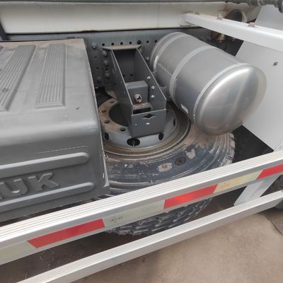 Sinotruck HOWO 6X4 8X4 Gebraucht Zementmischer Rabatt 5% mit Carbon-Stahl-Cargo-Box Material