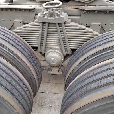 Leistungsstarker Bergbautransporter mit Reifen und Sinotruk-Chassis Design 6×4 Antriebsrad