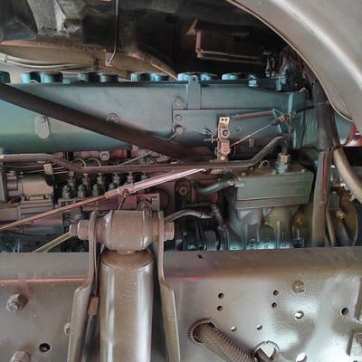 Leistungsstarker Bergbautransporter mit Reifen und Sinotruk-Chassis Design 6×4 Antriebsrad