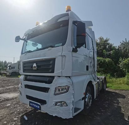Abschleppen mit Sitrak-Schwerlastzug, Lastkraftwagen und Abschleppen mit Sattelzug