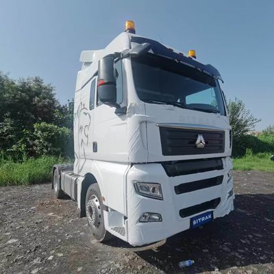 Abschleppen mit Sitrak-Schwerlastzug, Lastkraftwagen und Abschleppen mit Sattelzug