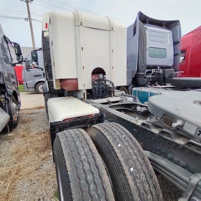 Sinotruk HOWO Cnl LNG-Traktorkopf zum Ziehen von Semi-Anhängern 6×4 Antriebsradleistung