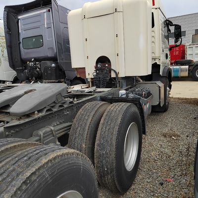 336PS Sinotruk HOWO Güterkraftfahrzeug mit ≤ 5 Sitzplätzen und erschwinglichem CNG/LNG