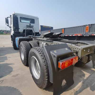 Material aus Kohlenstoffstahl HOWO Dauerhafter Traktor Gebrauchtwagen 6500.000kg Paket Bruttogewicht
