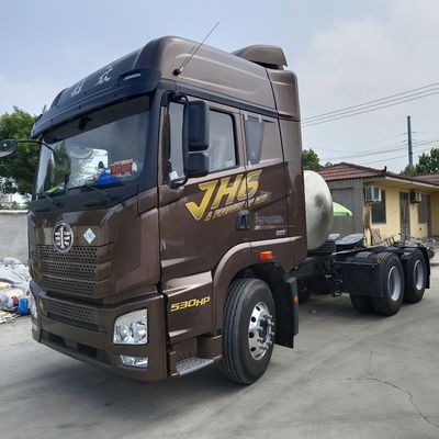 6x4 Antriebsrad Sinotruk Fahrwerk Freisetzung Gaszug Traktor Anhänger Lkw 530 PS Kapazität