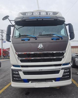 Die Güterbeförderung wird durch den schweren Lkw HOWO 6X4 mit 110 kg Tragfähigkeit erleichtert