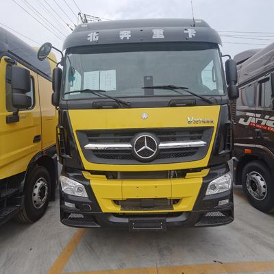 Schwerlastwagen Peking Benz mit Sinotruk-Chassis und &gt; 8 L-Motor